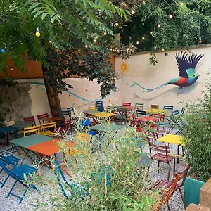 Yasi Hostel